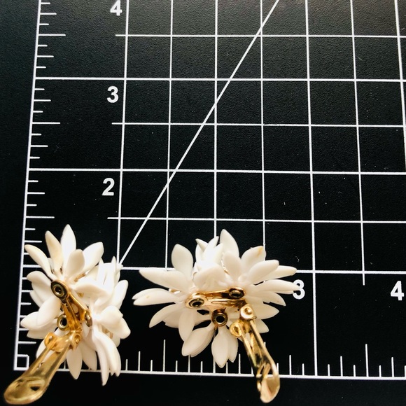 ADORABLE Retro Mod Flower Earrings - Picture 4 of 7